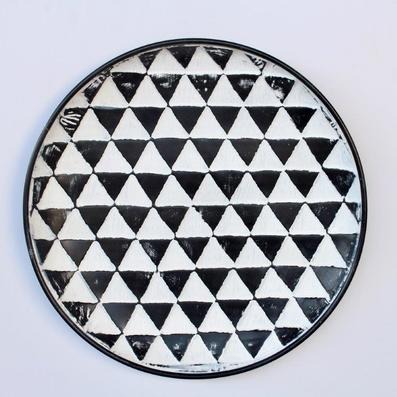 Medium Black & White Plate 47cm – Wall Décor